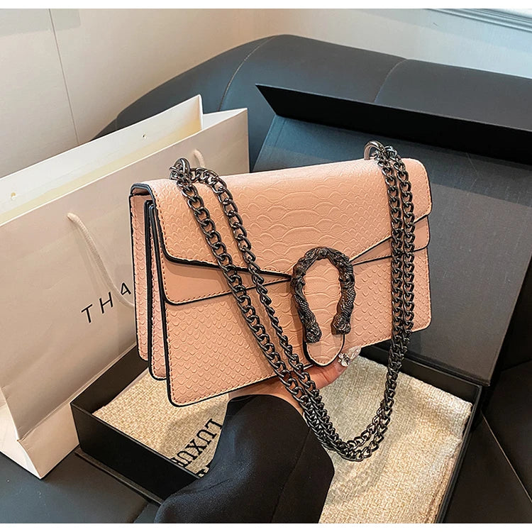 BOLSA DE OMBRO COM CORRENTE ESTILO RETRÔ