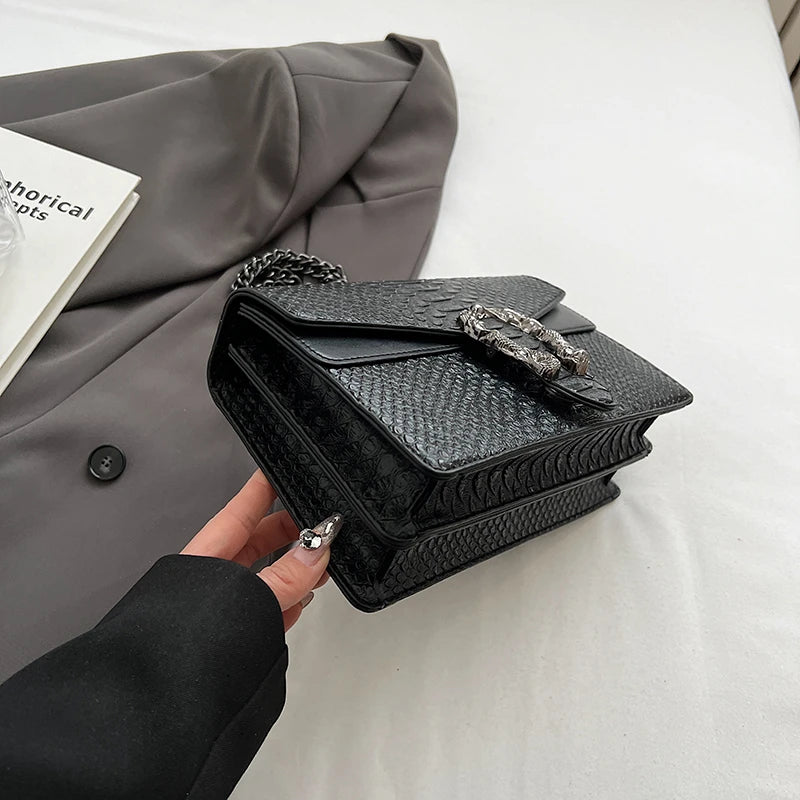 BOLSA DE OMBRO COM CORRENTE ESTILO RETRÔ