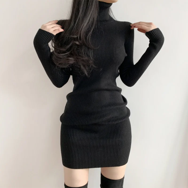 VESTIDO FEMININO DE GOLA ALTA