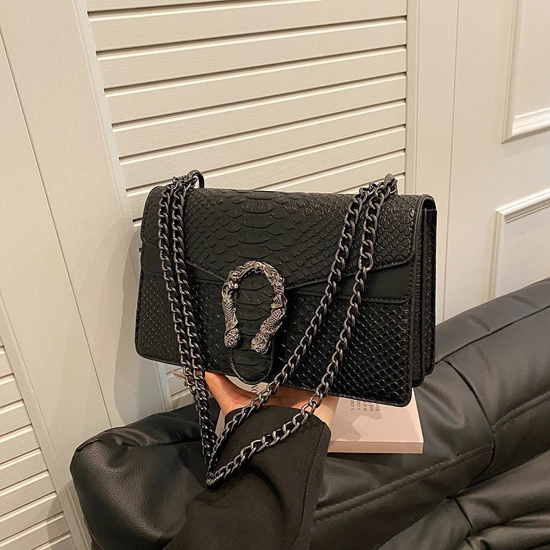 BOLSA DE OMBRO COM CORRENTE ESTILO RETRÔ