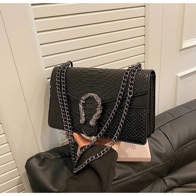 BOLSA DE OMBRO COM CORRENTE ESTILO RETRÔ