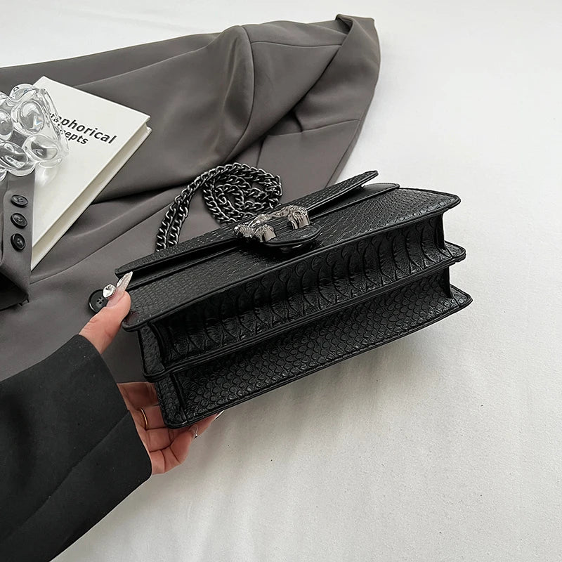 BOLSA DE OMBRO COM CORRENTE ESTILO RETRÔ