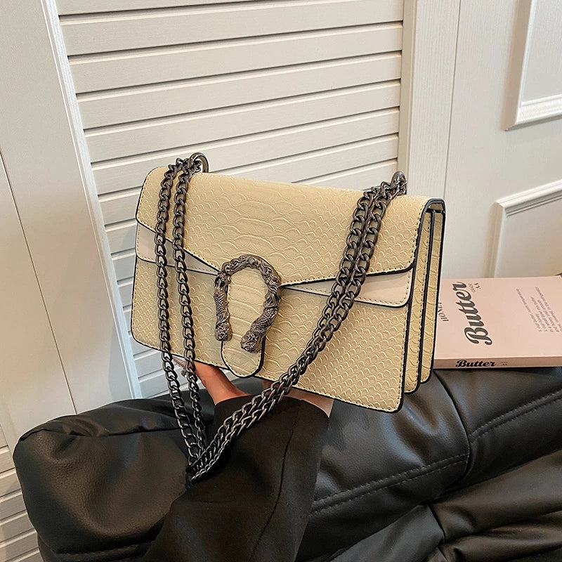 BOLSA DE OMBRO COM CORRENTE ESTILO RETRÔ