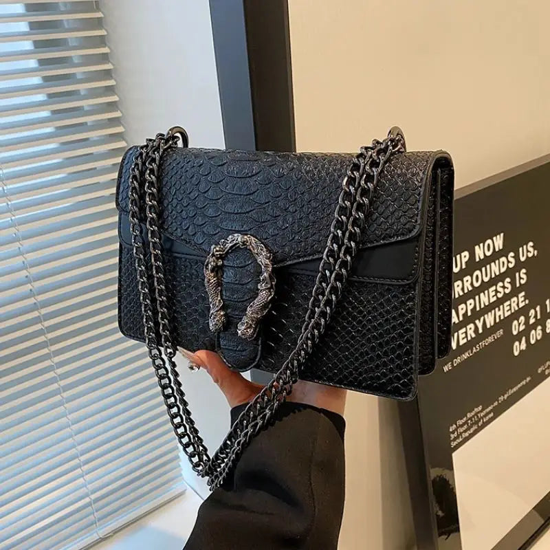 BOLSA DE OMBRO COM CORRENTE ESTILO RETRÔ
